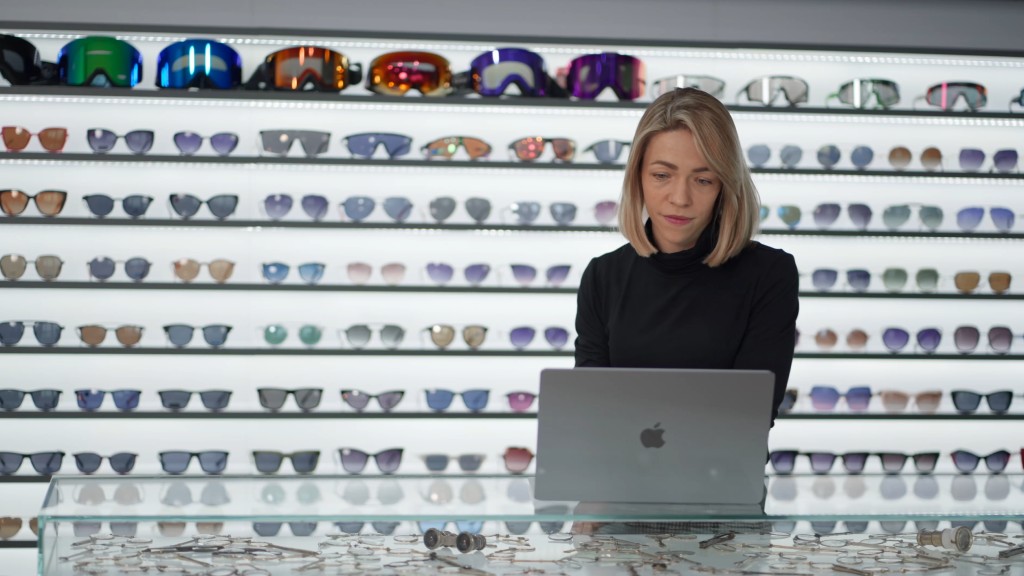 Optyczka korzystająca z systemu Glasson na laptopie w salonie